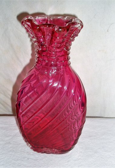 Cranberry Vase, 3-Sided Ridged Swirl