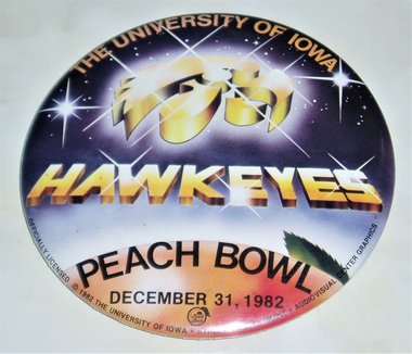 Pinback Hawkeye Peach Bowl 1982