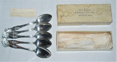 1847 Rogers Teaspoons, Vintage (Grapevine) Pattern in Original Box