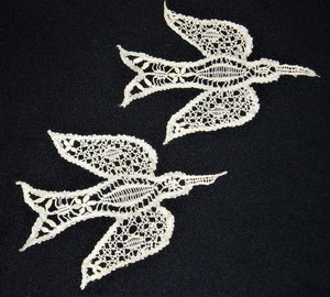 Tatted Bird Medallions from Ceylon, 1923