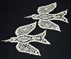 Tatted Bird Medallions from Ceylon, 1923