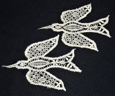 Tatted Bird Medallions from Ceylon, 1923